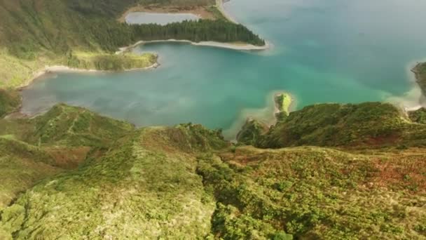 Atlantik Okyanusu 'ndaki güzel bir adanın insansız hava aracı görüntüleri. — Stok video