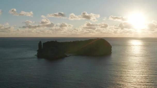 Images de drones de formation volcanique dans les eaux océaniques — Video