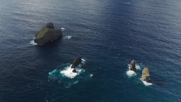 Panoramisch uitzicht op de rotsen in de Atlantische Oceaan — Stockvideo