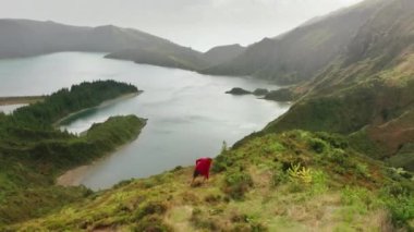 Deniz ve uçurumlarla dolu muhteşem manzaralı bir hava manzarası.