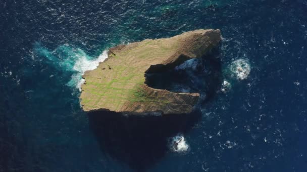 Insel Sao Miguel, Azoren, Portugal. Luftaufnahmen der bläulichen Tiefsee — Stockvideo