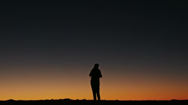 Открытая природа, снятая на оранжево-голубом фоне неба, Счастливый взволнованный 4К — стоковое видео