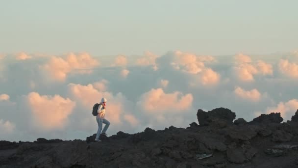 Escursioni femminili solo bordo di alta montagna con vista sulle nuvole rosa cinematografiche, 4K — Video Stock