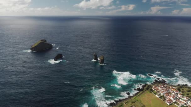 Prachtige kustplaats in het turquoise oceaanwater — Stockvideo