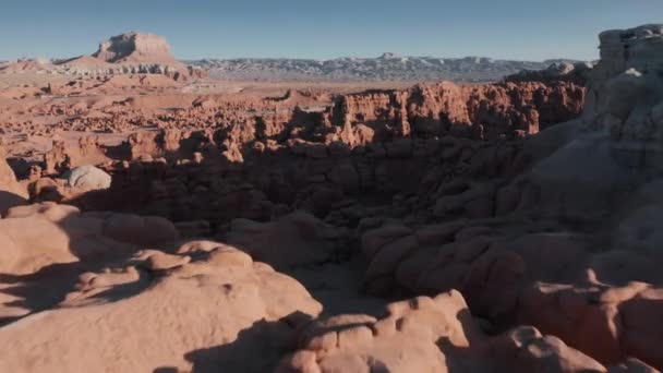 Panoramiczny krajobraz na powierzchni planety Czerwony Mars, nieprzejezdny teren 4K — Wideo stockowe