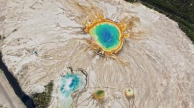 Yellowstone Ulusal Parkı Wyoming USA, 4K hava manzaralı Grand Prismatic Sıcak Bahar