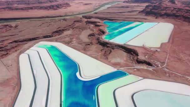 Amazing vibrante lagos artificiais azuis na paisagem do deserto vermelho de outro planeta 4K — Vídeo de Stock