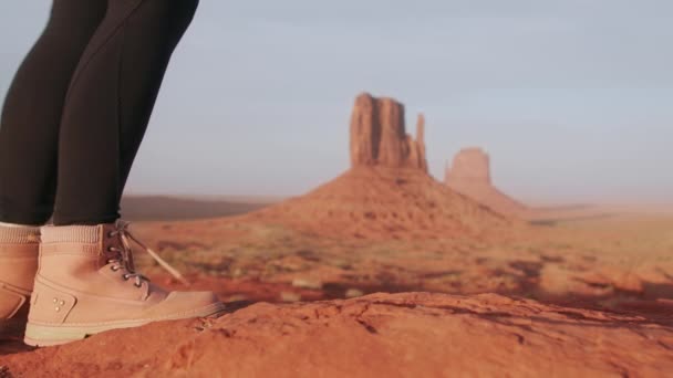 Slow motion statische shot van close-up wandelschoenen op Monument Valley achtergrond — Stockvideo