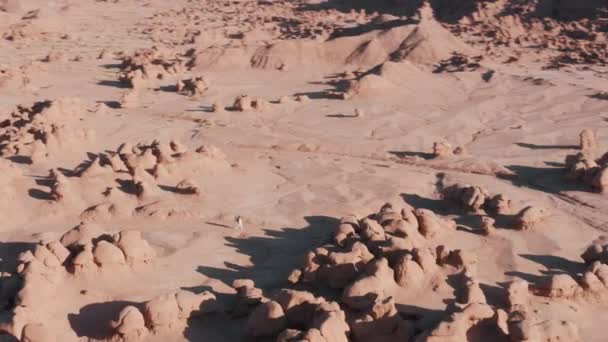 Astronauta w lekkim skafandrze kosmicznym przemierzając czerwoną opuszczoną planetę Mars Exploration 4K — Wideo stockowe