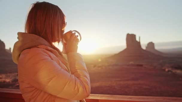Scenic sunrise em Monument Valley, mulher desfrutando de manhã pacífica com café — Vídeo de Stock