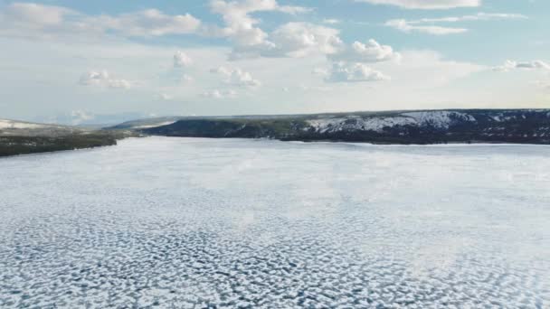 Gyönyörű téli légi felvétel 4k, festői hegyi tó olvadó jég pajzs — Stock videók
