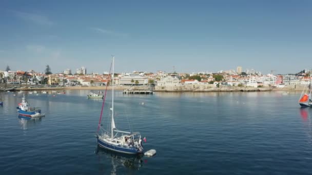 Cascais, Portugal, Europa. Underbar hamn med båtar och yachter — Stockvideo