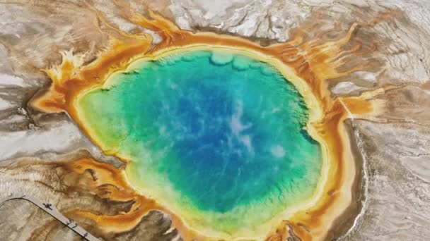 Vista aérea de cerca del primer parque nacional americano, concepto Travel Yellowstone — Vídeos de Stock