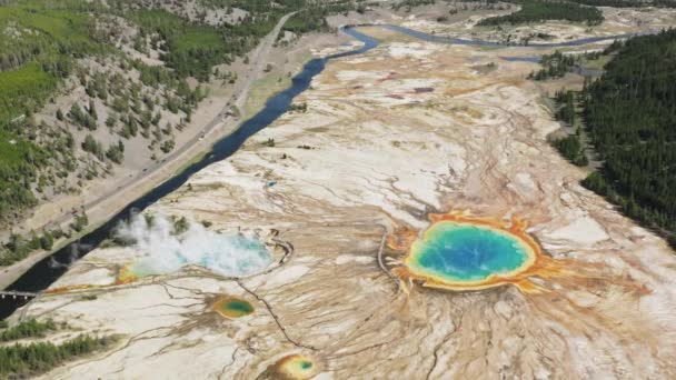 Flygbilder från Grand Prismatic Spring i Yellowstone National Park Wyoming 4K — Stockvideo