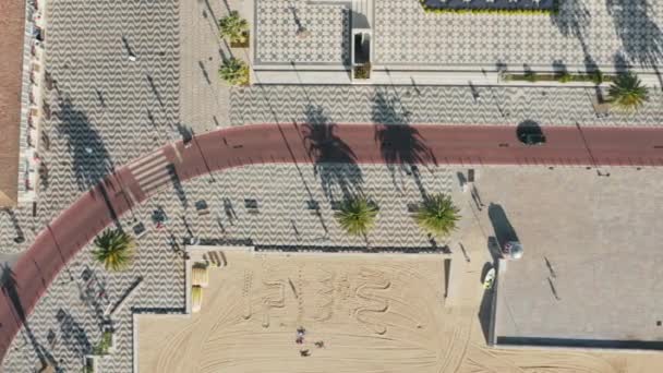 Cascais, Portugal, Europa. Vista aérea de la playa de arena junto al paseo marítimo — Vídeos de Stock