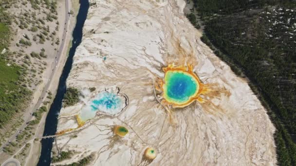 Cênico super vulcão caldeira paisagem no mundialmente famoso parque nacional de Yellowstone — Vídeo de Stock