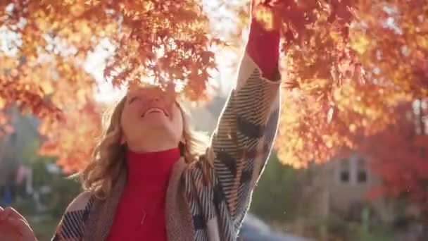 Gente feliz 4K, mujer sonriente retrato cámara lenta, follaje vívido cinematográfico — Vídeo de stock