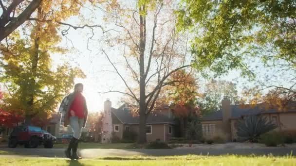 Concepto de viaje mujer en el paisaje suburbano, hermosa vista follaje vibrante 4K — Vídeo de stock