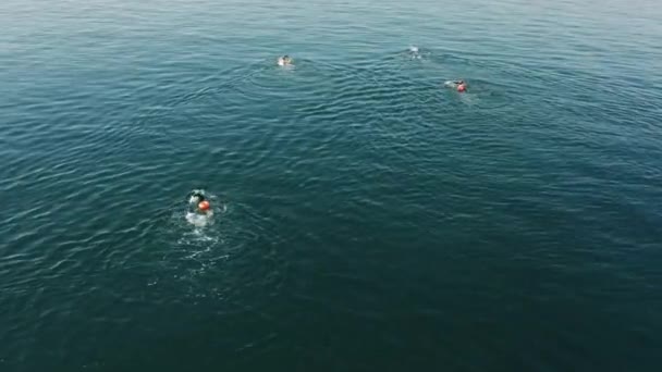 İnsanlar okyanus akıntısının sert koşullarında yüzmeyi öğrenirler. — Stok video