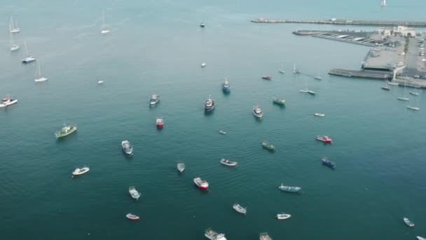 Vue aérienne de l'eau de mer cristalline avec une ville en arrière-plan — Video