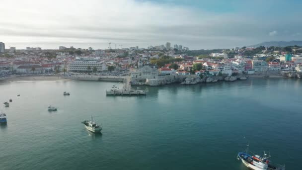 Imagens de drones da encantadora cidade à beira-mar com pescadores flutuando em águas abertas — Vídeo de Stock