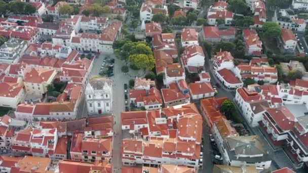 ポルトガル、カスカイスの中心部にあるかなり歴史的な中心部のドローン映像 — ストック動画