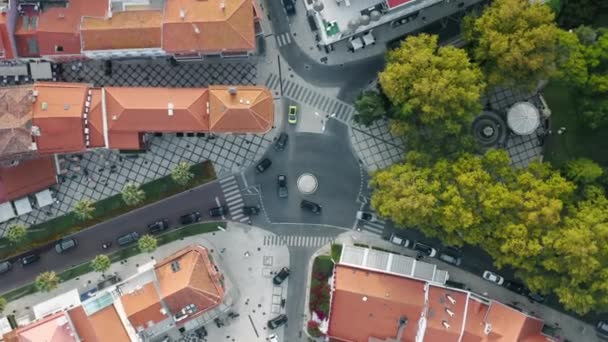 Charmante vieille ville avec des maisons traditionnelles couvertes de tuiles rouges — Video