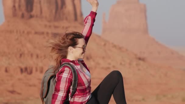 Close-up vrolijke glimlachende vrouw vangen wind met opgeheven hand in schilderachtig landschap — Stockvideo