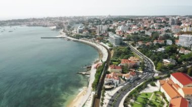 Tarihi merkezde kaldırımlı caddeleri olan muhteşem bir kasabanın hava manzarası.