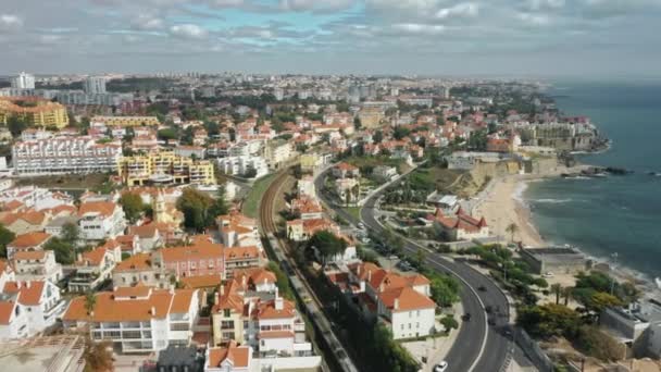 Cascais, Portugalsko, Evropa. Dronové záběry skalnatého pobřeží a starého města — Stock video