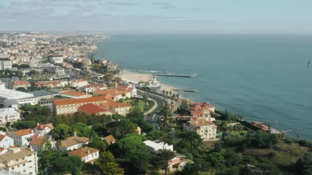 カスカイス、ポルトガル、ヨーロッパ。美しい海辺の町のドローン映像 — ストック動画
