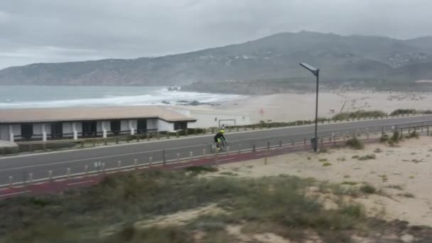Cascais, Portekiz, Avrupa. Atlantik kıyı şeridi boyunca resimli kumlu sahil — Stok video