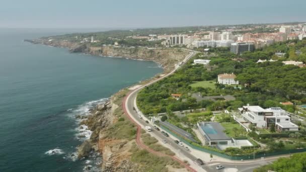 Flygbilder av pittoreska bostadsområden i en kuststad — Stockvideo