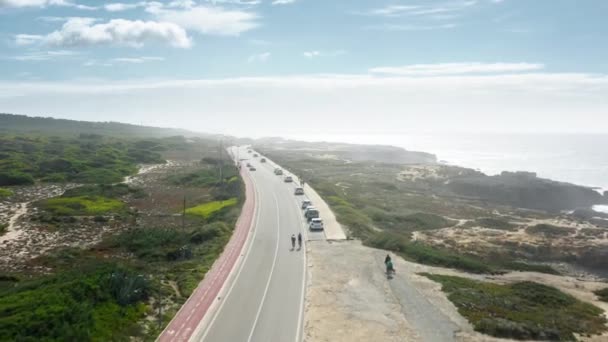 Riprese aeree di un'affascinante autostrada ai margini di una riva — Video Stock