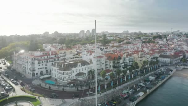 Cascais, Portugal, Europa. Flygfoto över en semesterort vid havet — Stockvideo