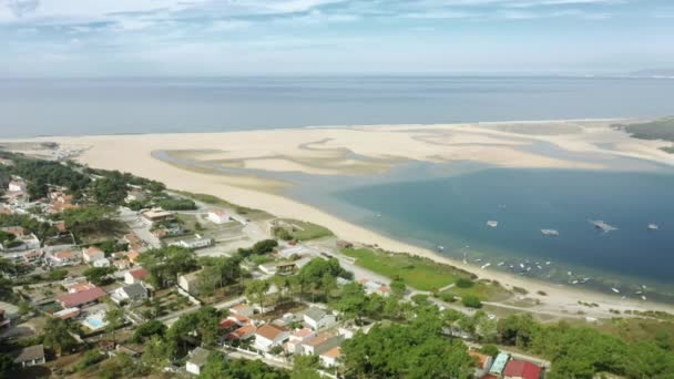 Lagoa de Albufeira, Portugal. Vista aérea do porto do recipiente dentro do porto arenoso — Vídeo de Stock