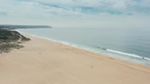 Atlantik Okyanusu 'nun kıyısında duran insanların havadan görünüşü — Stok video