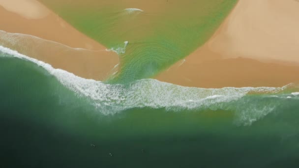 Κηφήνας πλάνα από όμορφη παραλία πλένονται με γαλαζοπράσινα νερά — Αρχείο Βίντεο