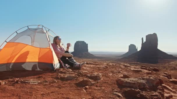 Belle jeune femme se reposant dans une tente touristique jaune sous un soleil éclatant, 4K — Video