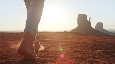 Açık havada macera yolculuğu 4K ağır çekim, gezgin çizmeli kadını takip ediyor.