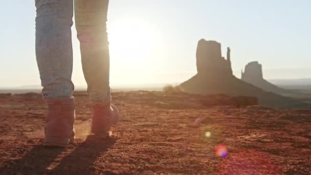 De cerca botas de senderismo en la mujer de senderismo por la cima del pico de la montaña al amanecer, 4K EE.UU. — Vídeos de Stock