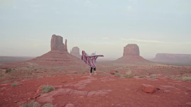 Gelukkig lachende vrouw stromend schilderachtig rood landschap, dansen in Monument vallei — Stockvideo