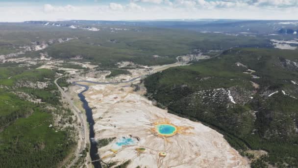 Oude super vulkaan caldera landschap met dampende kleurrijke blauwe geiser meren — Stockvideo