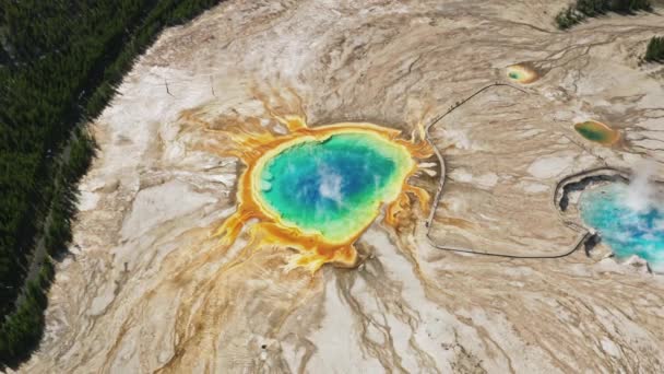 Reizigers wandelen in Yellowstone geisers met levendige blauwe, groene meren 4K — Stockvideo