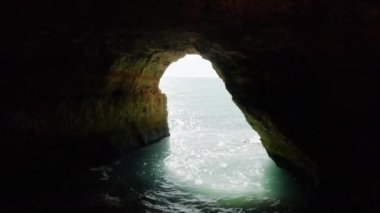 Gök mavisi okyanus sularıyla yıkanmış harika sahil