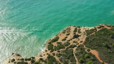 Bir dağın yamacındaki deliğin havadan görünüşü