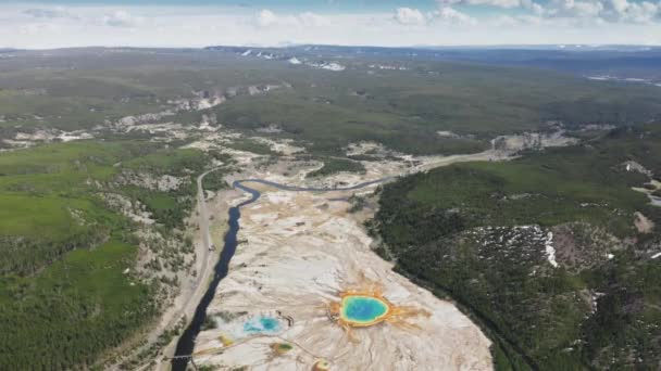 Vista de olho de pássaro em lagos coloridos arco-íris antigo vulcão caldeira em Yellowstone — Vídeo de Stock