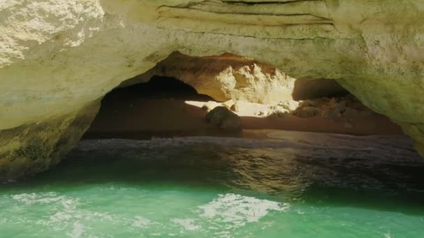 Jaskinie Benagil, Benaglil, Portugalia, Europa. Formacja skalna w odpływie — Wideo stockowe