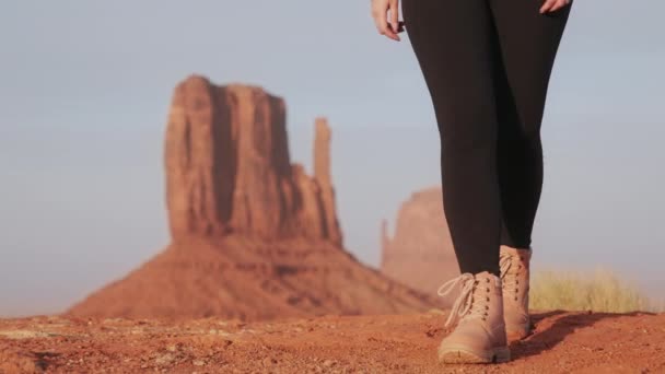 电影名胜古迹谷景：穿着靴子站在落日下的女足 — 图库视频影像