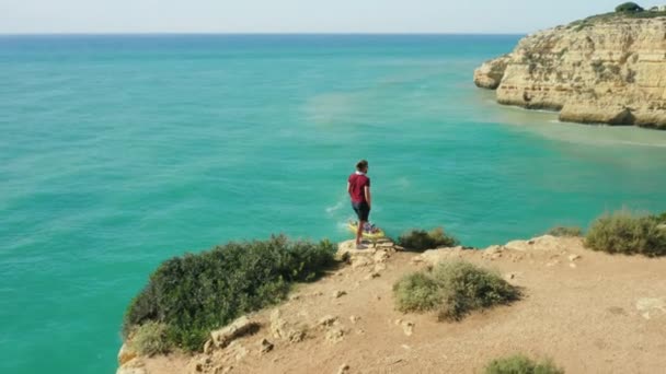 Imágenes aéreas de increíbles cuevas marinas en aguas turquesas — Vídeo de stock